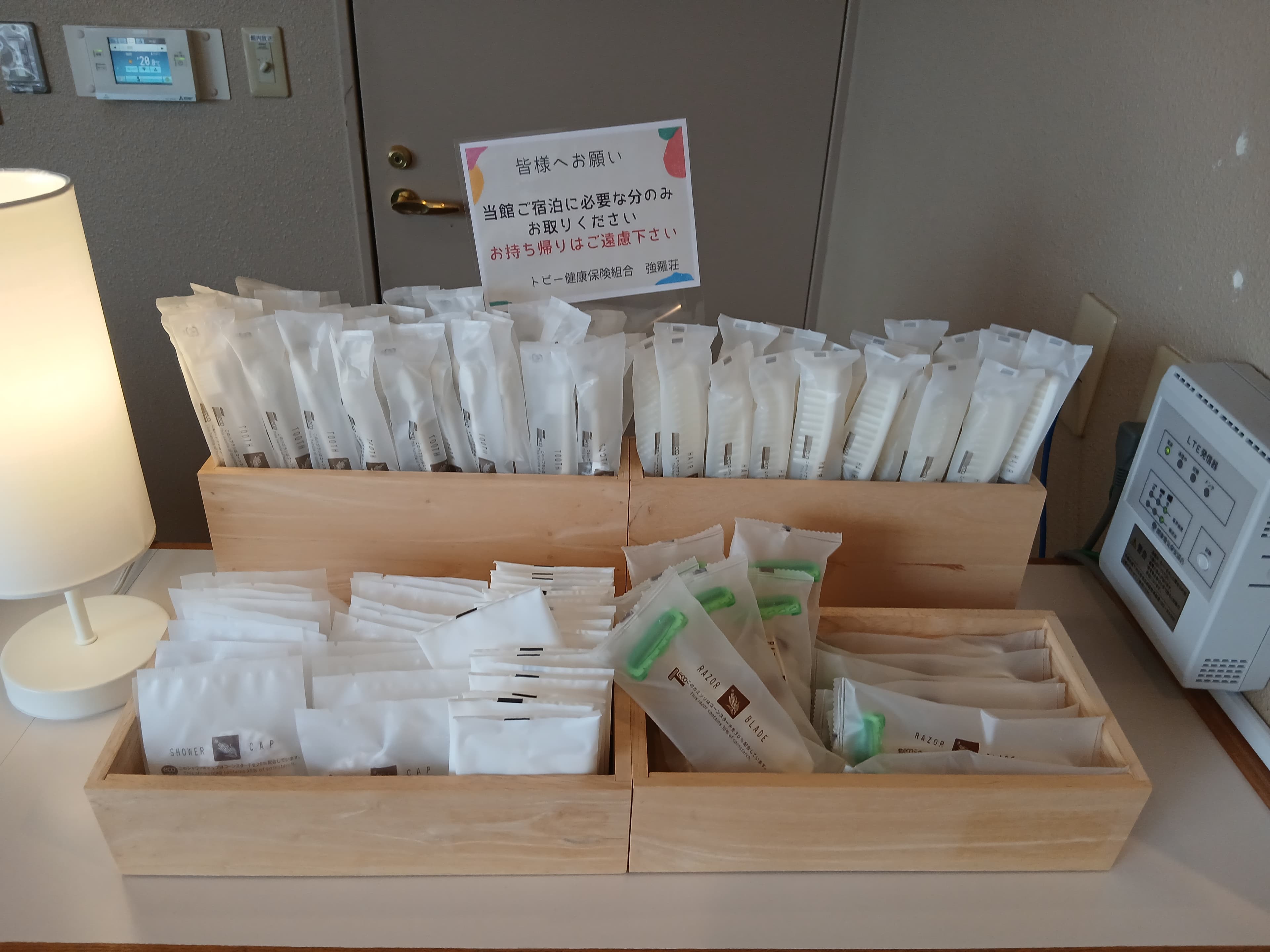 フロントでご用意しているアメニティ。ハブラシ、ひげそり、シャワーキャップ、ヘアブラシ、コットン類をトレイに並べた写真